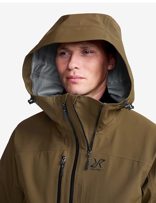 Découvrez notre test complet de la veste imperméable RevolutionRace Cyclone 3L pour une randonnée en toute sécurité. Évaluation, avis et conseils pratiques pour vos aventures en plein air.